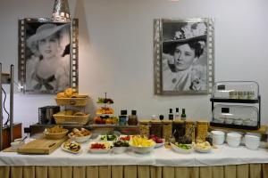 ein Buffet mit Speisen auf einem Tisch mit Obstschalen in der Unterkunft Hotel Biograf in Písek