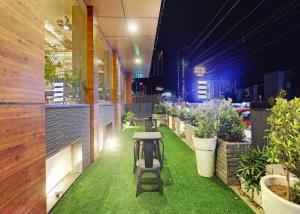 a room with a table and some plants at Hotel Mystic Inn in Jaipur