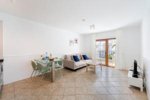 un soggiorno con un tavolo e un divano di Apartamentos Isla de Lobos - Adults Only a Puerto del Carmen