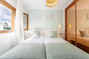 due letti in una stanza con finestra di Apartamentos Isla de Lobos - Adults Only a Puerto del Carmen Altre 17 foto