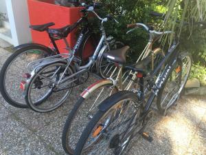 een groep fietsen geparkeerd naast elkaar bij Maison : L'Ecrin de l'Océan, 80 mètres de la Plage. in Le Pouliguen