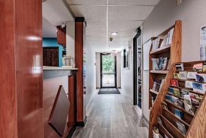 um corredor de uma casa com estantes de livros em Days Inn by Wyndham Brunswick Bath Area em Brunswick