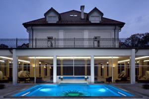 Basen w obiekcie Pałac Żelechów Spa & Wellness lub w pobliżu