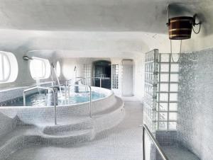 a bathroom with a hot tub in a room at Hotel Rural & Spa Las Nubes in Albalate de Zorita +39 photos