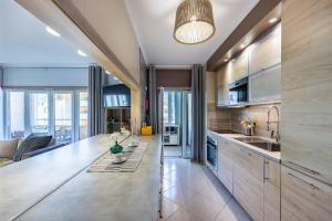 a kitchen with a large counter and a living room at Convista Flat T2+1 in Portimão