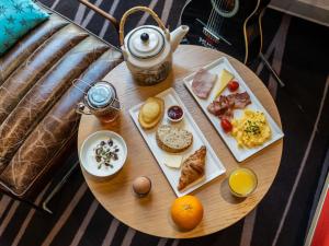 einen Tisch mit einem Frühstück mit Eiern und Essen darauf in der Unterkunft Ibis Paris Nord Villepinte Parc des Expositions in Roissy-en-France