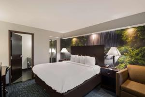 Letto o letti in una camera di Clarion Pointe Downtown