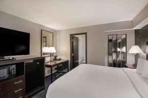 Letto o letti in una camera di Clarion Pointe Downtown