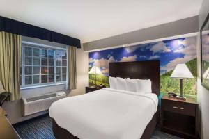 Letto o letti in una camera di Clarion Pointe Downtown