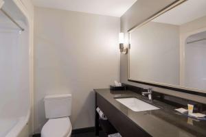 Bagno di Clarion Pointe Downtown