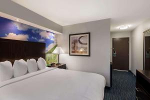 Letto o letti in una camera di Clarion Pointe Downtown