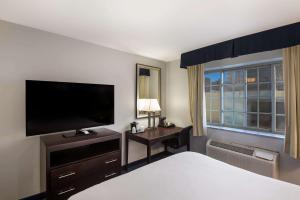 TV o dispositivi per l'intrattenimento presso Clarion Pointe Downtown