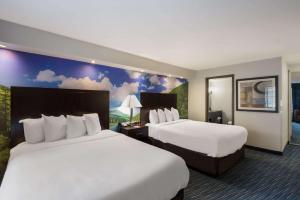 Letto o letti in una camera di Clarion Pointe Downtown