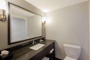 Bagno di Clarion Pointe Downtown