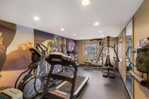 una palestra con tapis roulant e murales di Clarion Pointe Downtown a Syracuse
