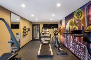 una palestra con tapis roulant e bicicletta in una stanza di Clarion Pointe Downtown a Syracuse