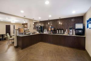 Cucina o angolo cottura di Clarion Pointe Downtown