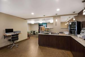 Cucina o angolo cottura di Clarion Pointe Downtown