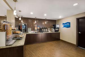 Cucina o angolo cottura di Clarion Pointe Downtown