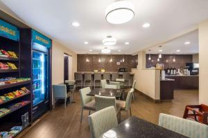 Cucina o angolo cottura di Clarion Pointe Downtown