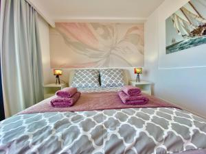 Una cama o camas en una habitación de BLUE DIAMOND luxury apartment with amazing seaview in Costa Adeje