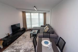 - un salon avec un canapé et une table dans l'établissement Georgi's 1 Bedroom Quiet Apartment with Garage, à Sofia