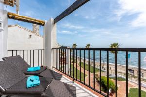 balcón con vistas a la playa en Sea Front Beach house Micaela G, en Marbella