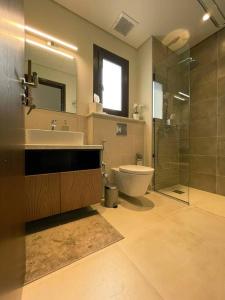 ein Bad mit einem Waschbecken, einem WC und einer Dusche in der Unterkunft Turquaze Guesthouse in Muscat