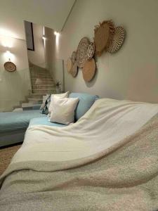 Turquaze Guesthouse في مسقط: غرفة نوم بسرير كبير ودرج