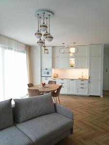 sala de estar con sofá y mesa en Gdańsk Porto Apartments, en Gdansk