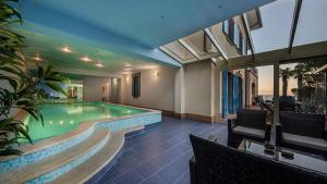 una piscina en medio de una casa en Luxury villa with stunning view, en Mošćenička Draga