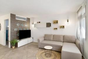 een woonkamer met een bank en een tv bij Apartamento La Burrita in San Agustin