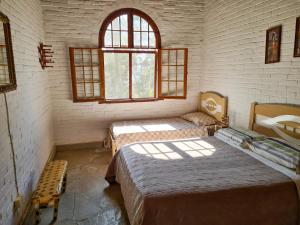 Habitación con 2 camas y ventana en Sitio Santa Filomena, en Vinhedo