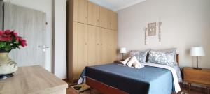 a bedroom with a bed and a vase with flowers at Seaside Apartments in Nea Irakleia