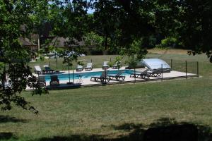 Bazén v ubytovaní Gite 2 pièces Parc des Chamois piscine chauffée alebo v jeho blízkosti