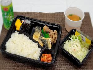 dos recipientes de comida con arroz y una taza de sopa en APA Hotel Mita-Ekimae, en Tokio