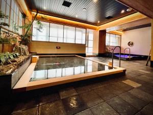 東京にあるSPABLIC INN - かぷせる旅籠赤坂の大きな屋内プール(広い部屋内)