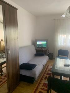 Μια τηλεόραση ή/και κέντρο ψυχαγωγίας στο NIKOLA studio