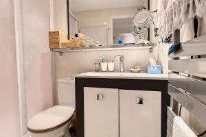 Fotografia z galérie ubytovania HENRI CAMILLE REAL ESTATE - Borniole - studio 8 min Palais v Cannes