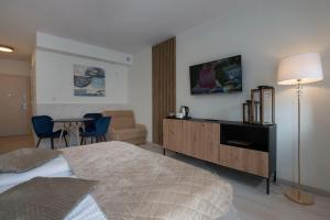 ein Hotelzimmer mit einem Bett und einem Tisch in der Unterkunft Apartamenty Feniks in Świnoujście