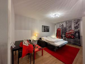 salon z łóżkiem i czerwonym dywanem w obiekcie Royale London Signature * * * * * w mieście Annemasse
