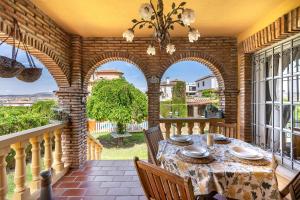 patio ze stołem i krzesłami w obiekcie Cypress House w mieście La Zubia