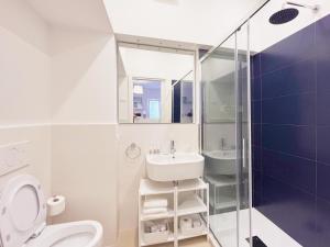 een badkamer met een wit toilet en een wastafel bij Puolo Seaside Apartment in Massa Lubrense
