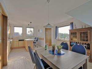 a kitchen and dining room with a table and chairs at Ferienwohnung Thiessen in Silberstedt