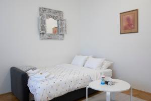 Ein Bett oder Betten in einem Zimmer der Unterkunft Vedrana-near centre and free garage, electricity for electric cars