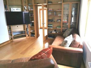 ein Wohnzimmer mit 2 Sofas und einem Flachbild-TV in der Unterkunft The Moorings- near the sea in Tramore
