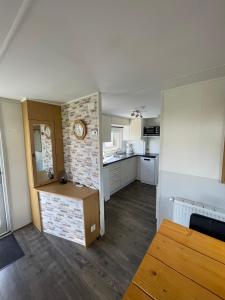a kitchen and living room with a brick wall at Chalet Zeeweg in Nunspeet