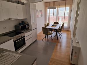 Kuchyň nebo kuchyňský kout v ubytování Premium Apartment Maj ****