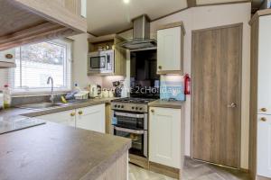Kuchyň nebo kuchyňský kout v ubytování Luxury 6 Berth Caravan For Hire At Broadlands Sands Holiday Park Ref 20340bs
