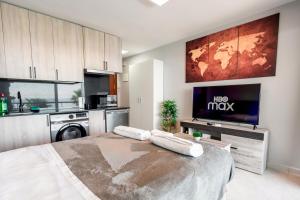 - une cuisine avec un grand lit dans une chambre dans l'établissement Beachfront Studio with Stunning Sea Views, à Marbella